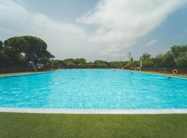 Tres Estrellas Barcelona by HolaCamp，位于加瓦的酒店