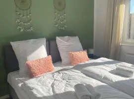 Apartmenthaus, Ferienwohnung Glück für Familien,Firmen,Gruppen,Monteure,3 Schlafzimmer bis 6 Personen,luxuriöse Einzelbetten,Hotel-TV, Wlan, Bettwäsche,Handtücher inklusive, Nahe Ulm, Legoland,BWK,UNI,ruhige Lage,Autobahnnah,Garten