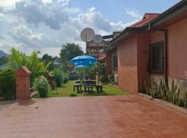 Santa Monica Home Lodge，位于Senchi的住宿