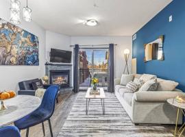 Perfect Rockies Escape with Pool, Hot Tub and Gym，位于坎莫尔的酒店