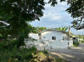 Staycation in Naic Cavite near Torres Farm & Beach，位于Naic的酒店