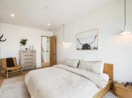 Stunning Luxury Interiors, Jordanelle Views, Private Hot Tub, Sauna, Elite Locale!