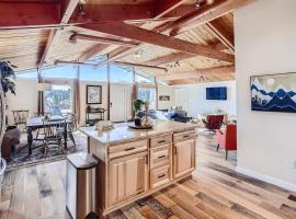 Family Friendly - 30 Min to Breck - Hot Tub，位于费尔普莱的酒店