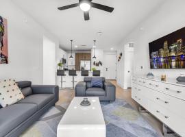 Peaceful 2BR by the Bay Pool and Coastal Vibes，位于阿波罗海滩的酒店