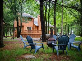 Clocked Out Cabin with Lake Access, Fire Pit, Games，位于Blakeslee的酒店