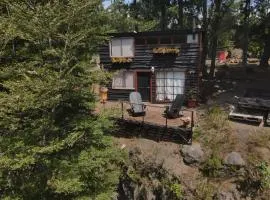 Cabaña con terraza vista al río