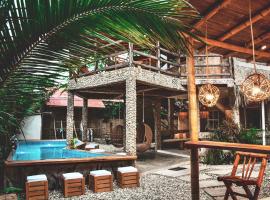 Las Golondrinas Ayampe，位于阿亚姆佩的带泳池的酒店