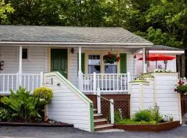 Sunny Room with a Private Deck in a Bed and Breakfast near Camden Hills State Park, Maine