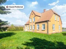6 person holiday home in Grenaa