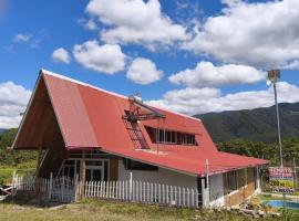 Caba&ntilde;a grande en Oxapampa，位于奥克萨潘帕的带泳池的酒店