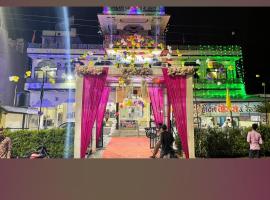 Hotel Veeras，位于Palāi的酒店
