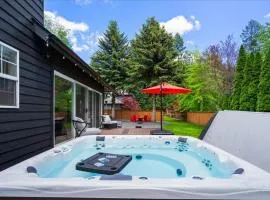 Lake, Hot Tub, Golf Retreat