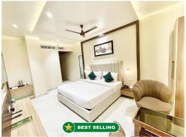 Hotel Varanasi Vedagam Inn Near Kashi Vishwanath Temple- Dashashwamedh Ghat Ganga Arti - Free Wi-Fi- Parking - Lift and Restaurant - Fully Air Conditioning Luxuary Rooms- Best Family Stay Luxuary Hotel，位于Rāmnagar的酒店