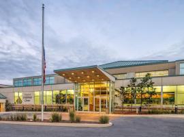 Ramada by Wyndham State College Hotel & Conference Center，位于州学院的酒店