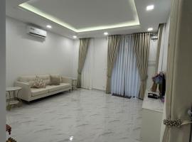 Charming 4-bedroom townhome in vibrant Phnom Penh!，位于金边的乡村别墅