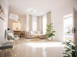 Casa de Amor Modern Comfort across the pool，位于道伊斯的酒店