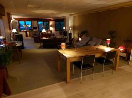 Big & charming loft with wonderful views，位于Gavere的酒店