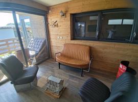 Mechanical cottage, old cars and bikes，位于沙尔姆的酒店