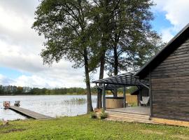 Peaceful lake retreat with sauna，位于Meldžiūnai的酒店