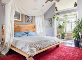 Unique Luxury Central Historic Landmark Home，位于兰伯特维尔的酒店