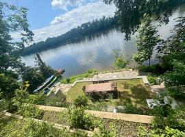 Charming & Whimsical Historic River Home，位于Titusville的酒店