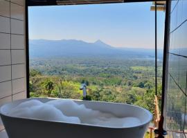 Cabin with tub and Arenal Volcano view，位于Vieja的酒店