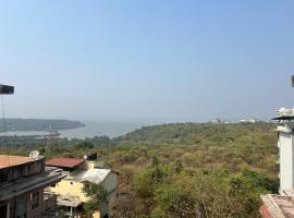 Sea View Luxe 3BHK Retreat with Free parking，位于达波林的酒店