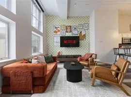 Urban Indy Retreat -Dedicated Workspace- Gym- Walk to Convention- Perfect for Family