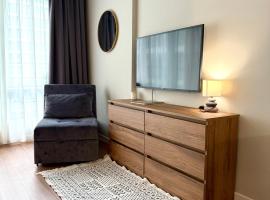 Вид на закат, море и бассейн，位于巴统的酒店