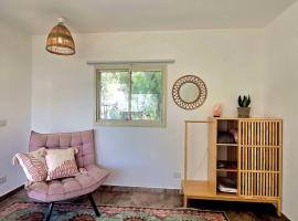 Nature's Way of Living, a healthy way of life!，位于埃米瑞姆的酒店