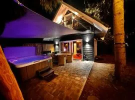 Wellness Tuin - Ultieme Partner Beleving - Privé Wellness Vakantiehuis met Privé Jacuzzi in Privé tuin, Privé Indoor Sauna en Privé Indoor Stoomcabine in Koloniale Stijl - Gratis Fles Prosecco & Leuke Partner Connect Box !