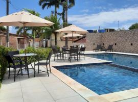 CASA no FORTE com 80 m2, 2 quartos com ar condicionado, cozinha completa, acomoda 8 pessoas, campinho, parquinho infantil, piscinas, área de lazer, estacionamento para 2 carros, WIFI, câmeras de segurança, portaria, ambiente familiar.，位于伊塔马拉卡的酒店