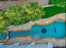 Oceanfront Mansion With Boat & Jet Ski，位于基拉戈的木屋