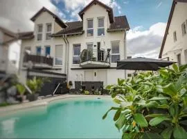 Große Doppelhaushälfte mit Sauna, Pool & Garten