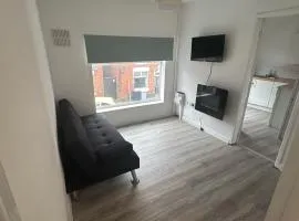 Train Station Cosy 2 Bed Apartments - Free Parking & WiFi