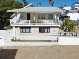Sunsets & Surf Beach House near Puerto Nuevo，位于Raulis的酒店
