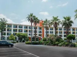 Whinstone Hotel & Resort