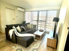 Modern Crestwood Retreat - 2BR Near Canberra City，位于昆比恩的酒店