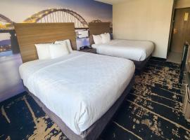 Clarion Pointe Bettendorf - Quad Cities，位于贝滕多夫的酒店