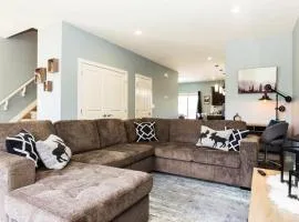 5BDRM Bright Modern Home-King Bed-Garage-Sleeps 12