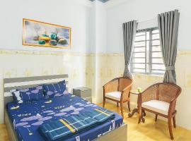 Ho&agrave;ng Gia 2 Motel Long An，位于&ETH;ức H&ograve;a的带停车场的酒店