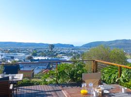 Guinea Fowl Lodge - Lagoon & Heads View B&B, Central Knysna，位于克尼斯纳的酒店