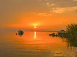 Elegantes & modernes Apartment NeLi mit Terrasse, 100m zum Hafen Röbel Müritz