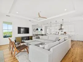 Endless Summer Oasis- Luxury 5br, heated pool, elevator, steps to ocean!