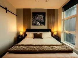 Heart of Downtown Apt with City View, Walkable to HotSpots