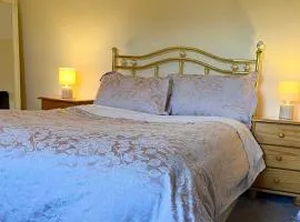 3 Bed Cottage Sleeps 7 - Nearby Airport - Pets Ok