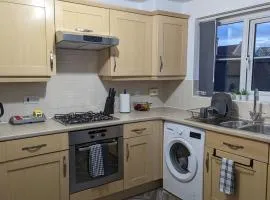 Modern Four Bedroom House near Attractions, Stadium, Town Centre, Parks and Lake - Sky n Netflix - Convenient Transport