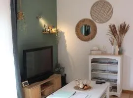 Grand studio neuf en rez de jardin avec terrasse