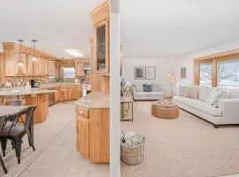 Stevens Point Getaway - HUGE 5 bedroom Home 3 Full Bath