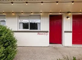 The Billy Motel Pet Friendly Room with Charm